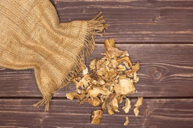 Kahverengi mantar boletus mantarı kahverengi ahşap üzerine kuru