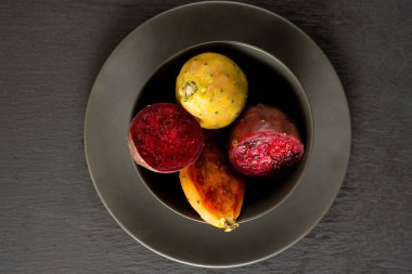 Taze parlak inciri opuntia gri taş