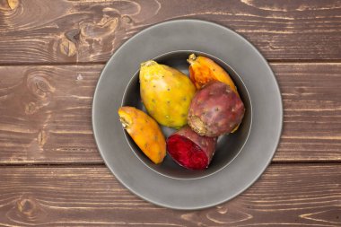 Taze parlak inciri opuntia kahverengi ahşap üzerine