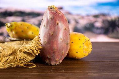 Taze parlak inciri opuntia çöl arka planda ile