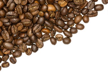 Koyu kahverengi kahve çekirdekleri tatlı arabica beyaz izole