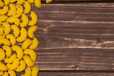Pişmemiş makarna boru rigate kahverengi ahşap üzerine
