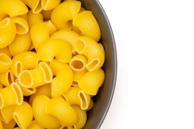 Pişmemiş makarna boru rigate beyaz izole