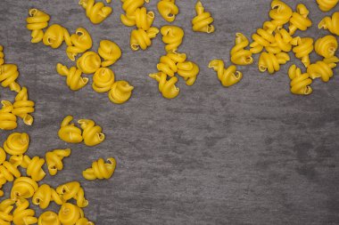 Pişmemiş makarna funghetto gri taş