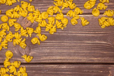 Pişmemiş makarna funghetto kahverengi ahşap üzerine