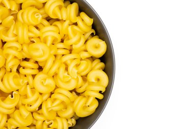 Beyaz izole pişmemiş makarna funghetto