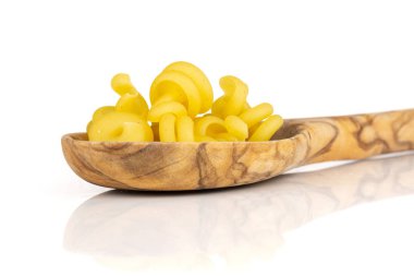 Beyaz izole pişmemiş makarna funghetto