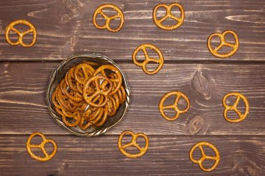 Kahverengi ahşap üzerine Mini tuzlu kraker