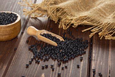 Kahverengi ahşap üzerine siyah mercimek beluga