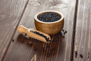 Kahverengi ahşap üzerine siyah mercimek beluga