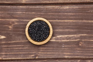 Kahverengi ahşap üzerine siyah mercimek beluga