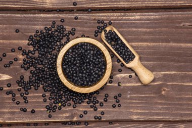 Kahverengi ahşap üzerine siyah mercimek beluga