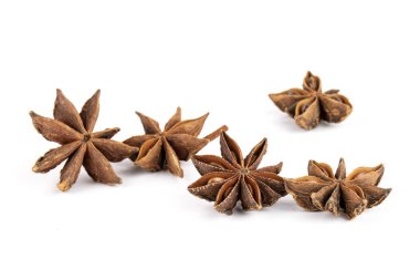 Beyaz izole kahverengi yıldız anason kuru meyve