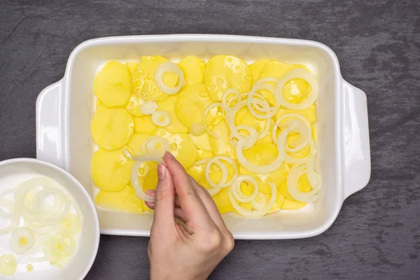 Receta paso a paso patatas al horno con cebolla sobre piedra gris —  Fotos de Stock