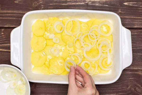 Receta paso a paso patatas al horno con cebolla sobre madera marrón —  Fotos de Stock