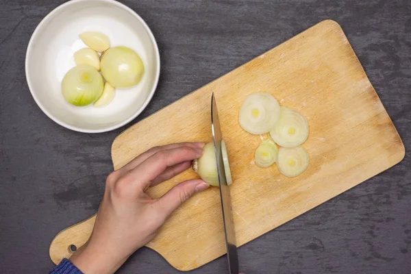 Receta paso a paso patatas al horno con cebolla sobre piedra gris —  Fotos de Stock