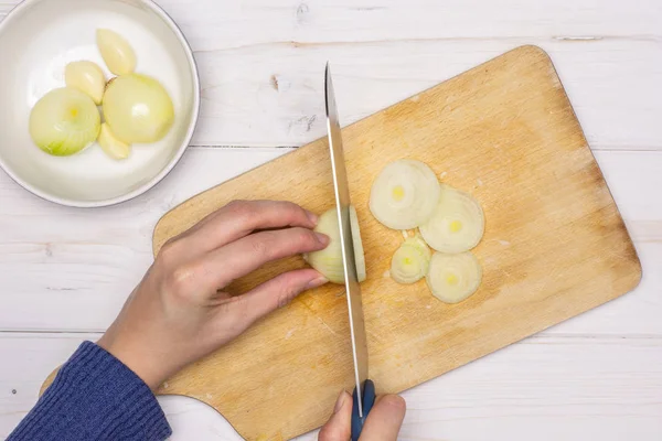 Receta de patatas cocidas paso a paso con cebolla sobre madera gris —  Fotos de Stock