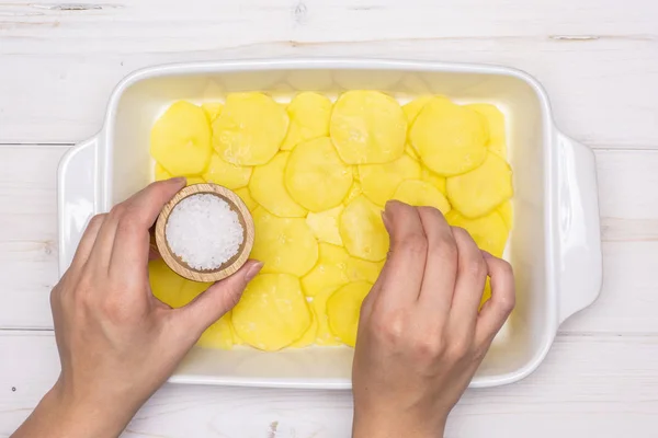 Receta de patatas cocidas paso a paso con cebolla sobre madera gris —  Fotos de Stock