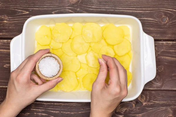 Receta paso a paso patatas al horno con cebolla sobre madera marrón —  Fotos de Stock