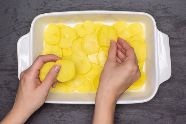 Receta paso a paso patatas al horno con cebolla sobre piedra gris —  Fotos de Stock