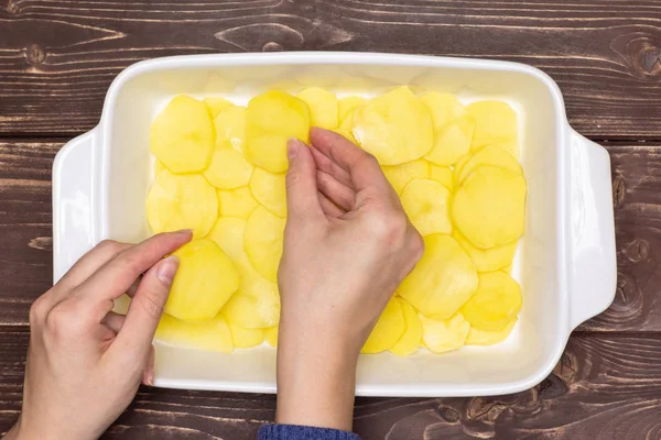 Receta paso a paso patatas al horno con cebolla sobre madera marrón —  Fotos de Stock