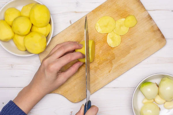 Receta de patatas cocidas paso a paso con cebolla sobre madera gris —  Fotos de Stock