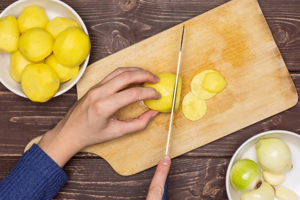 Receta paso a paso patatas al horno con cebolla sobre madera marrón —  Fotos de Stock