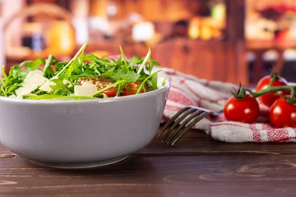 Recipe step by step arugula salad with rustic kitchen