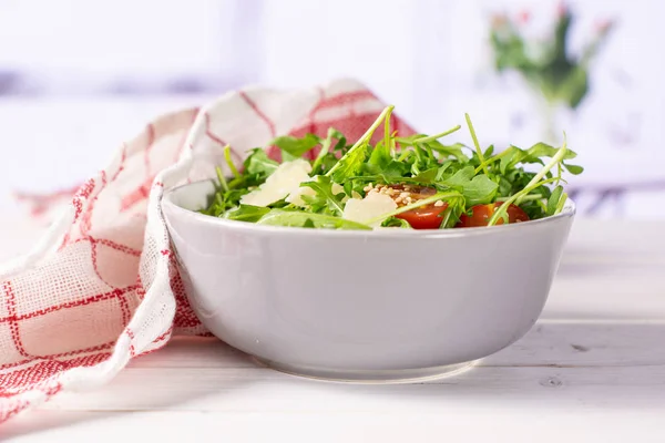Recipe step by step arugula salad with red tulips