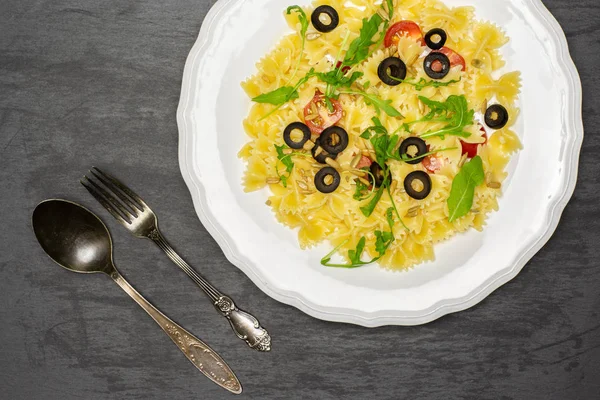 Rezept Schritt für Schritt Farfalle mit Rucolablättern auf grauem Stein — Stockfoto