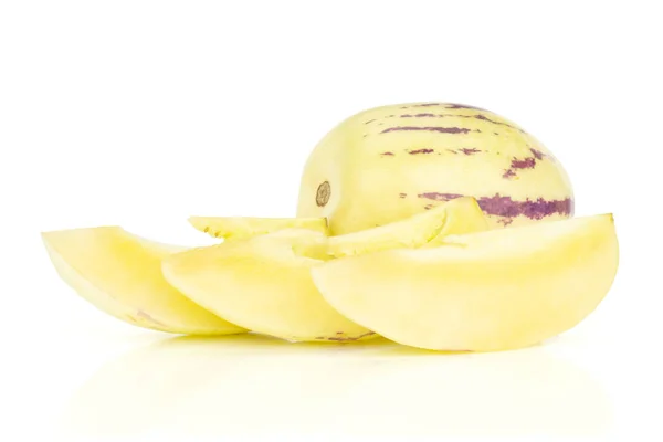 Frisch gestreifte Pepino-Melone isoliert auf weiß — Stockfoto