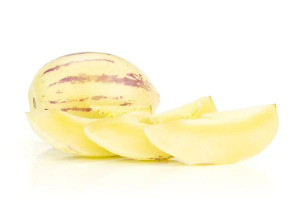 Melon pepino bergaris-garis segar diisolasi pada warna putih — Stok Foto