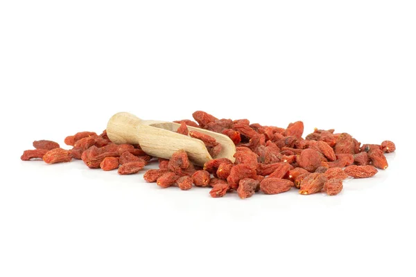 Bayas rojas secas de goji aisladas en blanco — Foto de Stock