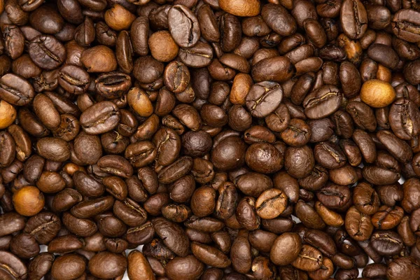 Feijão de café marrom escuro doce arábica isolado — Fotografia de Stock