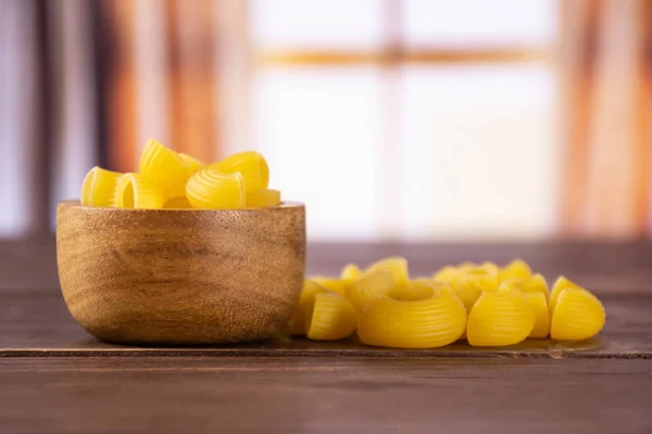 Tubo di pasta cruda rigate con tende — Foto Stock