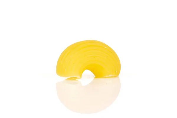 Ruwe pasta pipe rigate geïsoleerd op wit — Stockfoto
