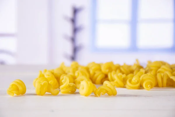 Funghetto de pasta cruda con ventana azul — Foto de Stock