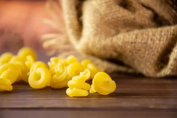Funghetto di pasta cruda con carrello — Foto Stock