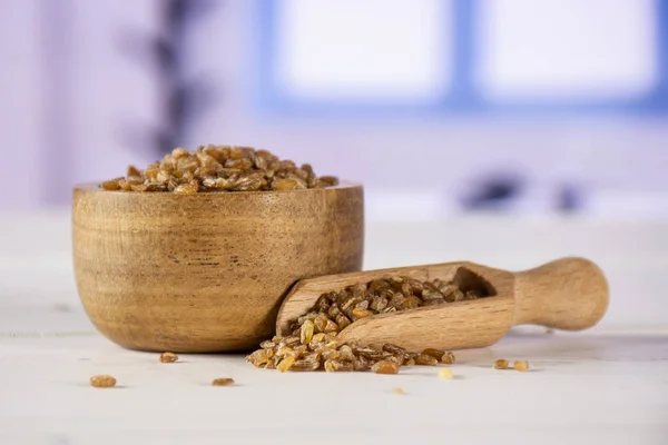 Granos bulgur crudos con ventana azul —  Fotos de Stock