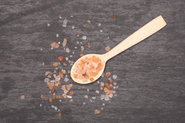 Pembe Himalaya tuz kristallerinin gri taş