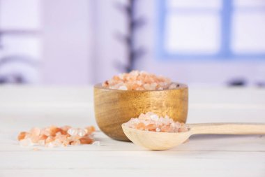 Pembe Himalaya tuz kristalleri mavi pencere ile