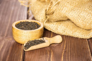 Siyah çay earl kahverengi ahşap üzerine gri