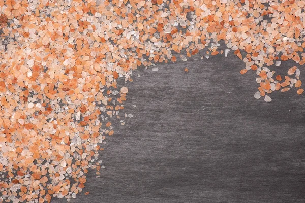 Rosa himalayan salt kristaller på grå sten — Stockfoto