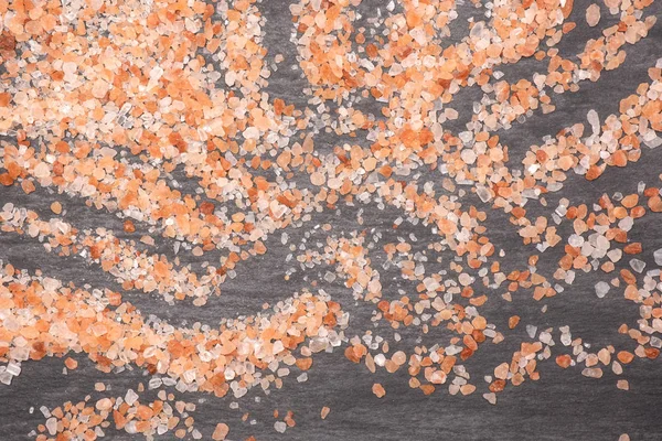 Rosa himalayan salt kristaller på grå sten — Stockfoto