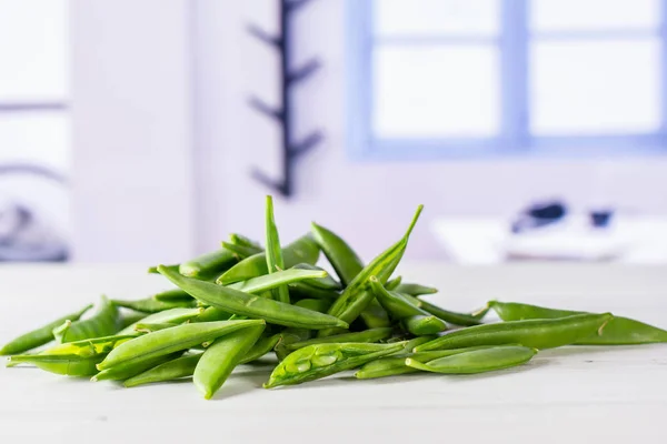 Guisante de azúcar verde con ventana azul — Foto de Stock