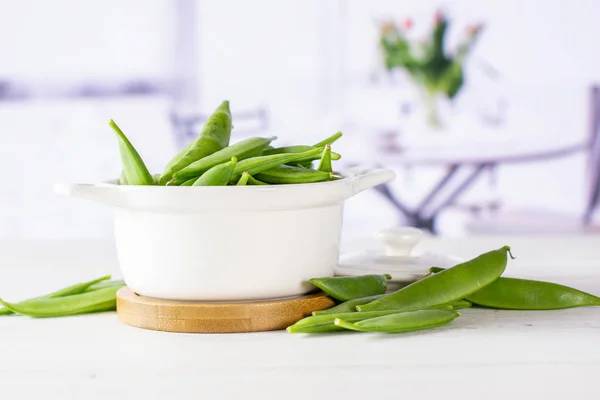 Guisante de azúcar verde con tulipanes rojos — Foto de Stock