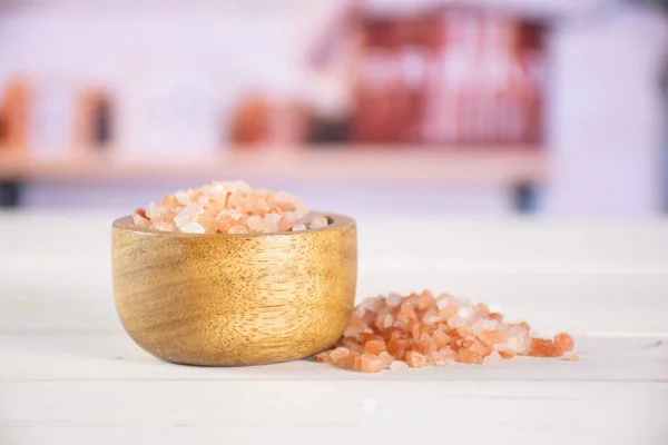 Розовые гималайские кристаллы соли с кухней позади — стоковое фото