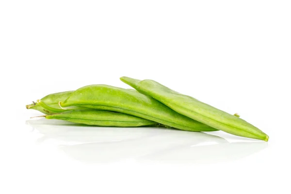 Pois mange-tout au sucre vert isolé sur blanc — Photo