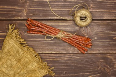 Baharatlı tyrolini salam sopa üzerinde kahverengi ahşap