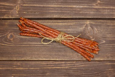 Baharatlı tyrolini salam sopa üzerinde kahverengi ahşap